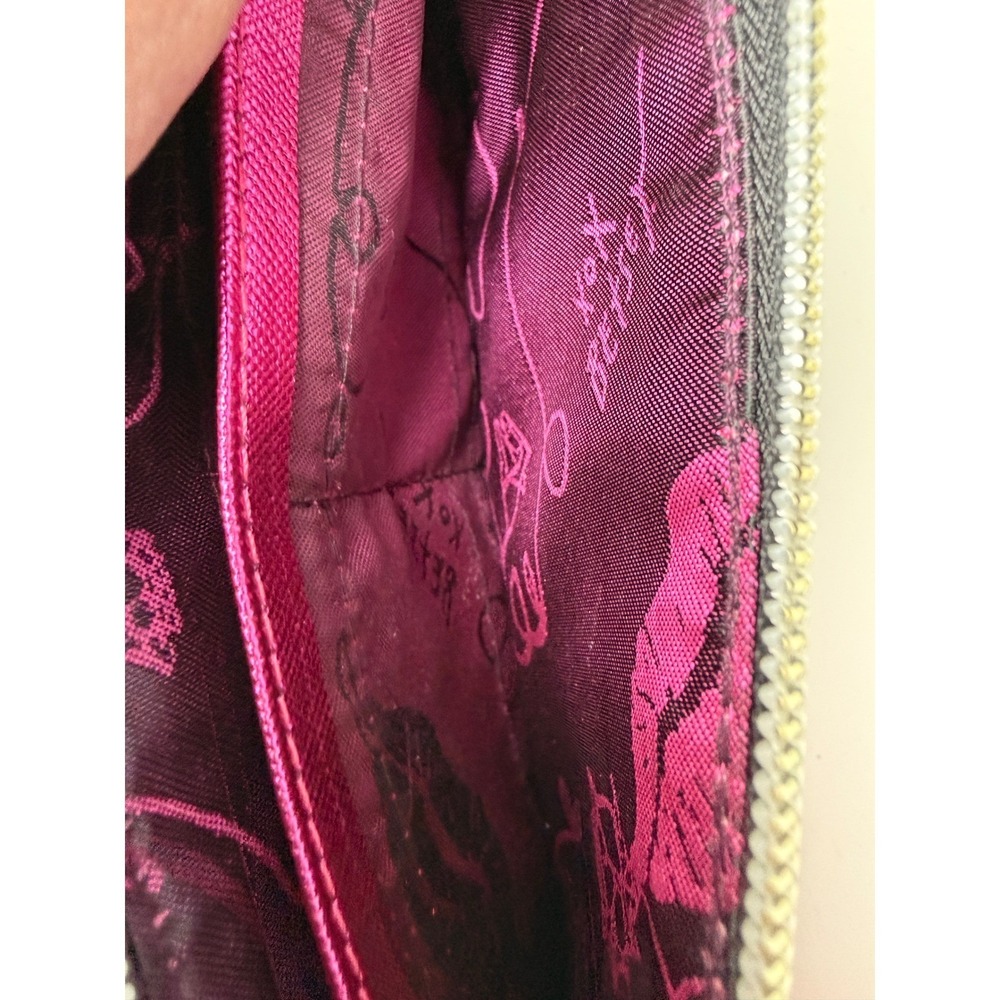 Betsey Johnson Metallic Fuchsia Black Saffiano Wristlet Wallet Heart Zip Pull - Picture 7 of 9